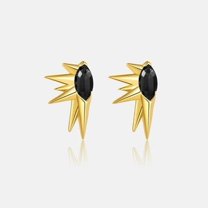 Détail macro de boucles d'oreilles S925 en argent doré avec gemme noire ovale