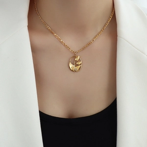 Collier élégant avec pendentif tulipe en or 18k et chaîne Figaro pour femmes chic