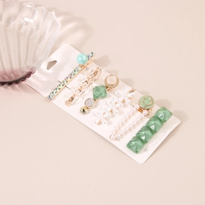 Détail d'un lot de 7 pinces à cheveux avec perles et strass sur carte de support