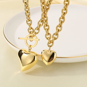 Collier chaîne en acier doré avec pendentif cœur évidé et fermoir à bascule OT