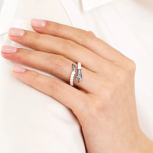 Detailed view of S925 sterling silver snake ring with enamel finish and zircon accents