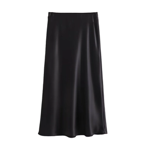 Détail du tissu en satin noir lisse et de la taille élastique de la jupe midi