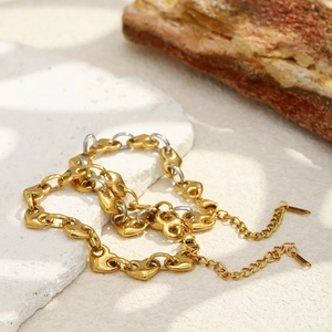 Pulsera minimalista de acero inoxidable bañada en oro de 18K con corazones sobre piedra