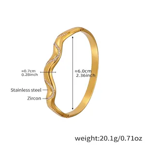 Détail de bracelet ondulé en acier inoxydable doré avec des zircons incrustés