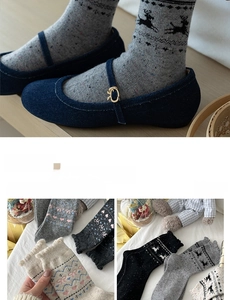 Dettaglio di calze in lana con renne e motivi geometrici indossate con scarpe Mary Jane