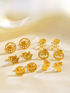 Détail de 6 paires de boucles d'oreilles Halloween en acier doré sur soie beige