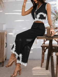 Détail de la broderie florale blanche sur l'ensemble bohème noir de vacances d'été