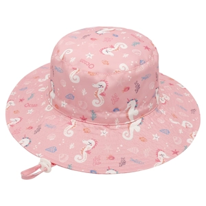 Dettaglio di cappello da sole rosa per bambini con stampe marine e laccetto regolabile