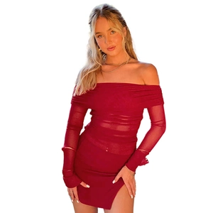 Nahaufnahme des eleganten dunkelroten schulterfreien Kleides mit transparentem Netzstoff