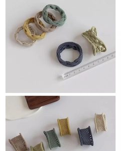 Détail des chouchous élastiques tricotés Morandi montrant la texture et la mesure