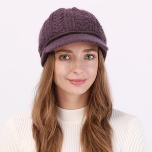 Detalle de gorra de punto trenzado morado con visera corta y forro térmico suave