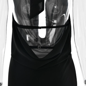 Détail du design dos nu élégant avec de fines bretelles réglables sur une robe d'été noire
