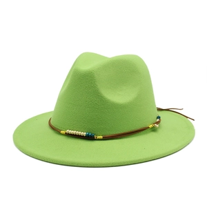 Dettaglio cappello fedora verde neon con cordoncino marrone e perline decorative