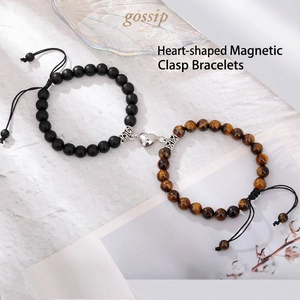 Dettaglio della chiusura magnetica a cuore su bracciali di coppia in pietre opache e occhio di tigre