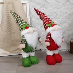 Paar festliche Teleskop-Weihnachtswichtel aus rotem und grünem Strickgewebe als Deko