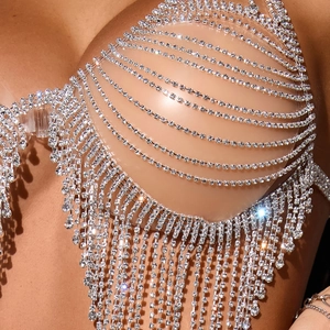 Nahaufnahme der mehrlagigen silbernen Strass-Körperkette mit funkelnden Kristallen