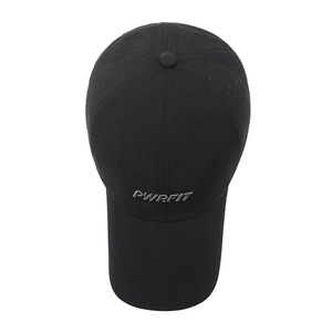 Cappellino da baseball nero ad asciugatura rapida con tesa lunga e ricamo PWRFIT