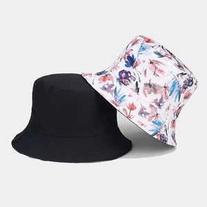 Détail du chapeau bob réversible avec motif floral et tissu en coton noir uni