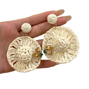 Böhmische Raffia Strohhut Ohrringe in Cremeweiß mit Harzblumen und grünem Blatt Detail