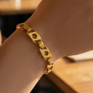 Bracelet en or tendance avec motifs de fleurs ajourées et maillons à texture grillagée