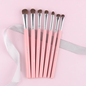 Detailansicht des 7-teiligen rosa Augen-Make-up-Pinselsets mit silbernen Zwingen und Borsten
