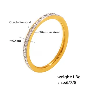 Détail macro de la bague fine en titane doré de 0,4 cm sertie de cristaux tchèques