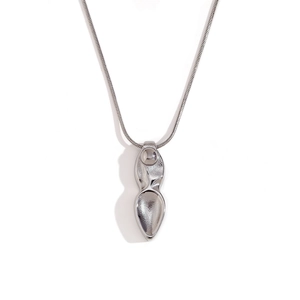 Collier avec pendentif dague géométrique fluide argenté et chaîne en maille serpent