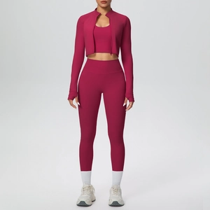 Dettaglio set yoga tre pezzi con giacca a zip, reggiseno sportivo e leggings rosso bacca