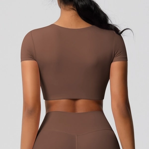 Haut de yoga marron à manches courtes pour femme avec coussinets et tissu brossé extensible