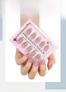 Vue détaillée des ongles press-on œil de chat rose violet dans un coffret cadeau