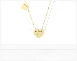 Detailansicht eines Herzanhängers aus goldenem Edelstahl mit Love-Gravur und Zirkon