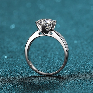 Klassischer 925 Sterling Silber Moissanit Ring mit sechs Zacken auf blauem Hintergrund