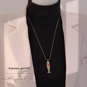 Détail du collier pendentif carpe koi 3D vintage avec émail coloré sur chaîne dorée