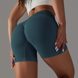 Dettaglio ravvicinato degli shorts da yoga verde petrolio senza cuciture con effetto push-up