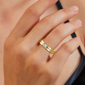 Fashionable 4mm gold-plated titanium steel ring featuring a single inlaid round diamond