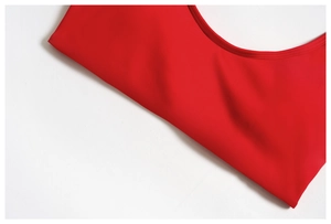 Gros plan du soutien-gorge de yoga rouge montrant les coutures et le tissu mat