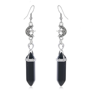 Détail de boucles d'oreilles serpent argentées avec lune et pendentifs en cristal noir