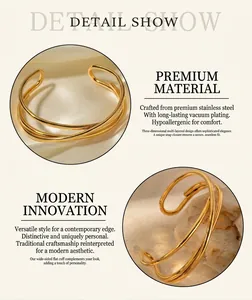 Detalle macro del brazalete abierto multicapa de acero inoxidable chapado en oro de 18k