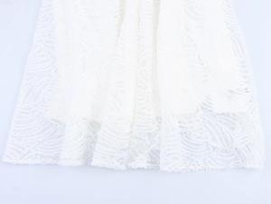 Détail du tissu en dentelle blanche avec motif ondulé pour jupe trapèze d'été chic