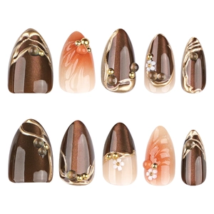 Uñas postizas ojo de gato marrones con relieve floral 3D y detalles dorados