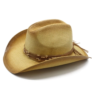 Klassischer Western Cowboy Strohhut mit braunem Band und Quasten auf weißem Hintergrund