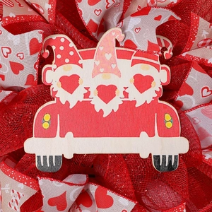 Vue macro d'une plaque en bois de la Saint-Valentin avec camion et gnome sur couronne