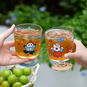 Verres à pied mignons avec motifs panda et ours, contenant du jus d'ambre glacé