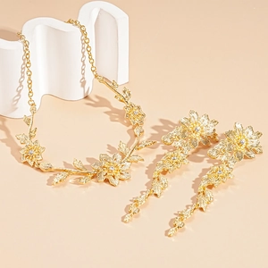 Elegant gold flower and leaf jewelry set with sparkling crystals for women