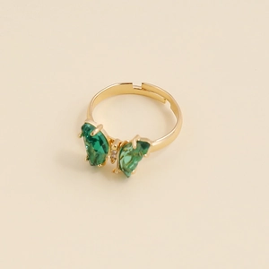 Bague papillon ajustable en or avec cristaux verts et détails fins en zircone