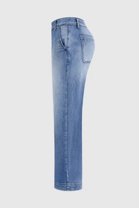 Détail d'un jean taille haute bleu clair montrant les coutures latérales et poches