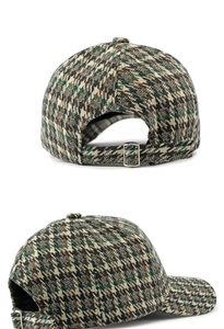 Dettaglio cappello vintage a pied-de-poule con fibbia regolabile in metallo argentato
