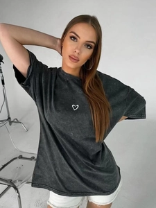 Oversized donkergrijs acid wash T-shirt met een minimalistische witte hartopdruk