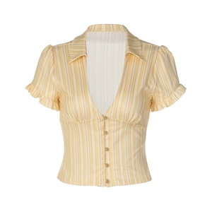 Détail d'une chemise rayée jaune et blanc, coupe ajustée, col V et bords volantés