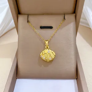 Collana in acciaio al titanio dorato con ciondolo a conchiglia, stella marina e zirconi